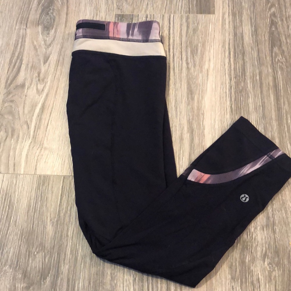 Lululemon navy blue leggings.